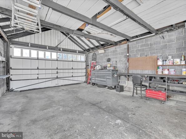 21 E Locust St, Fleetwood, PA 19522
