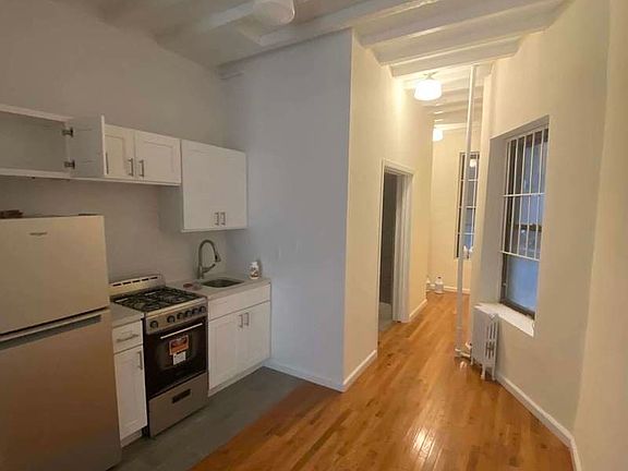 4th image of 223 E 10th St #Gar