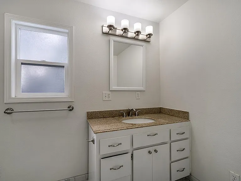 8912 NE Russell St — Photo 16
