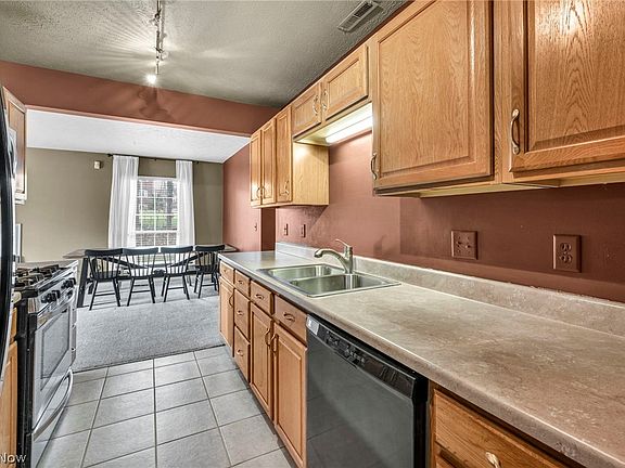 4th image of 2210 Pine Tree Ln #23