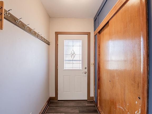 3rd image of 121 W Oak St