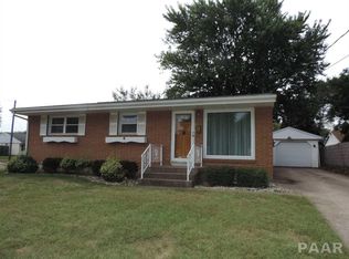 2 Windsor Ct, Pekin, IL 61554