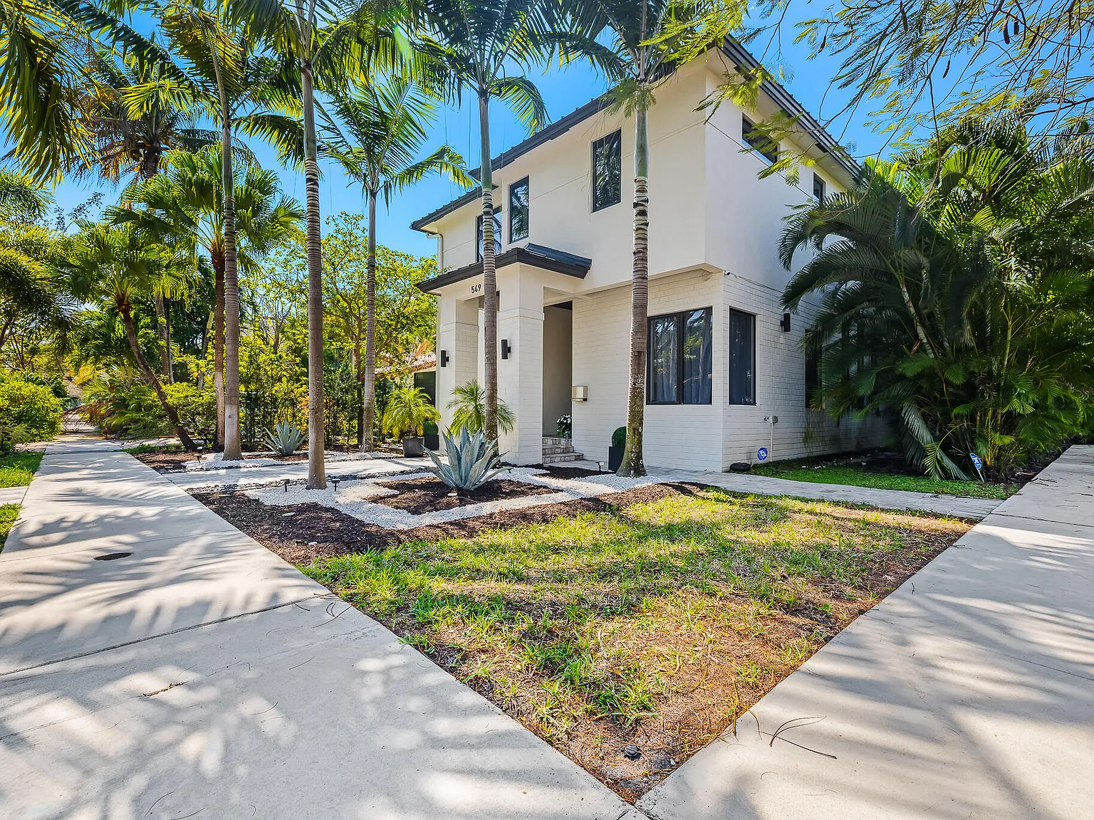 5 bed, 5.0 bath, 3880 sqft, $22,000 — Photo 3