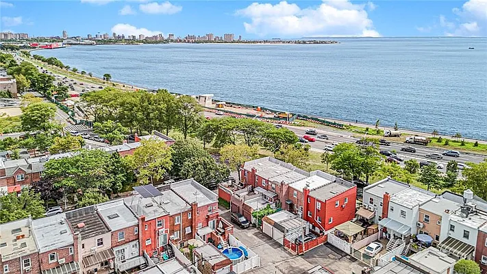 Sold by Remax Real Estate Professionals | media 31