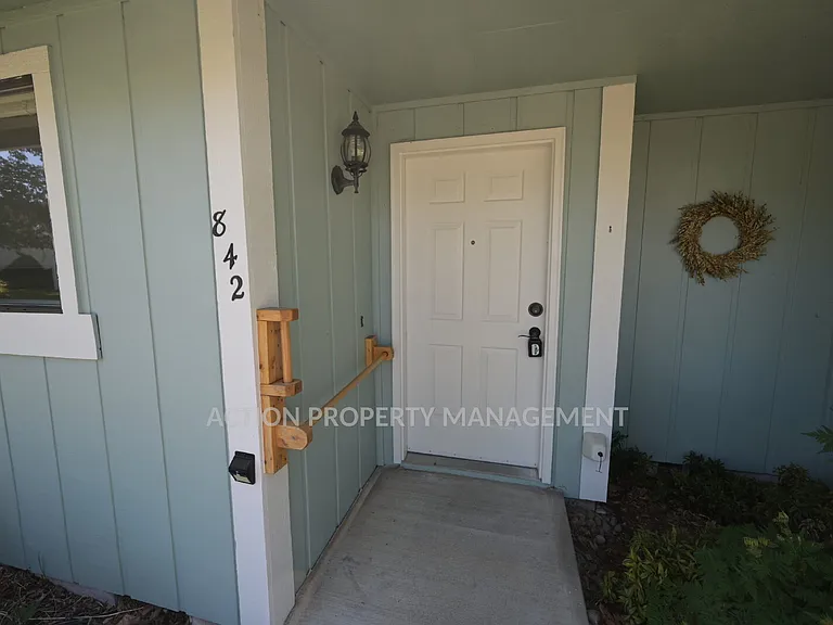 842 N Canterbury Ct — Photo 2