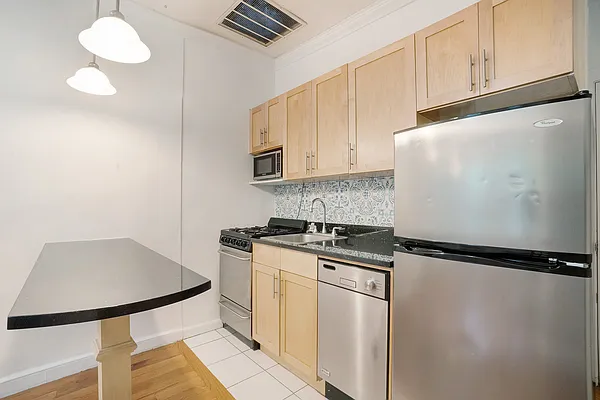 Rented by Bond New York | media 4