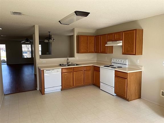 5th image of 2344 White Oak Dr