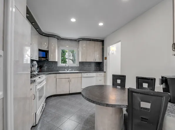 389 Mayfair Drive South image 10 of 17