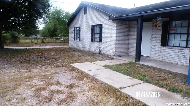3 bed, 2.0 bath, 1350 sqft, $1,400 — Photo 2