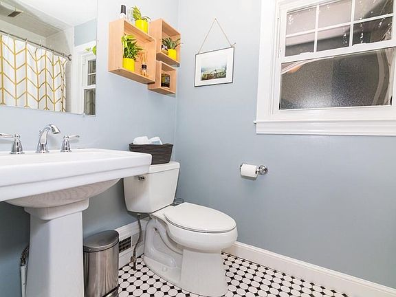 5th image of 1084 Washington St