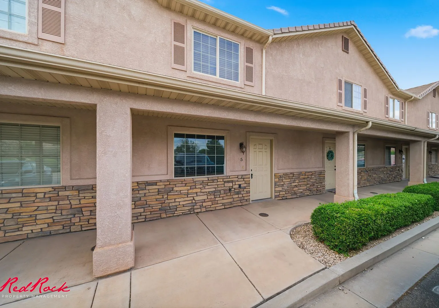 Inviting 3 Bedroom Townhome In Prime Location! — Photo 4