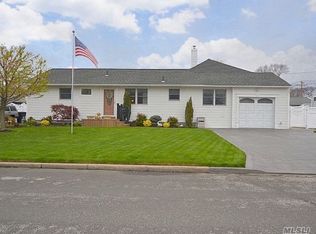 5 Bainbridge St, Islip, NY 11751