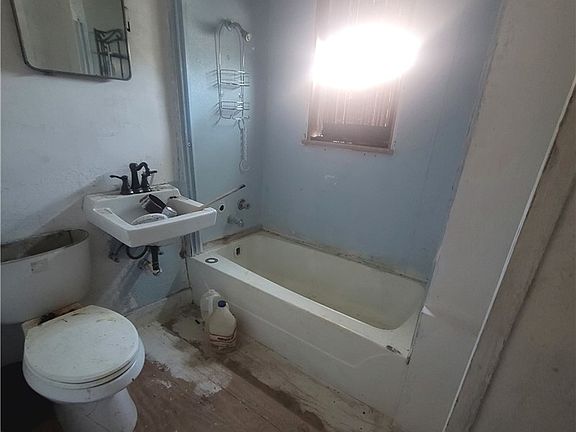 4th image of 2424 Ruth St