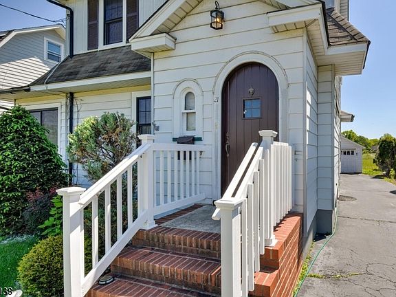 4th image of 21 Ivanhoe Ave