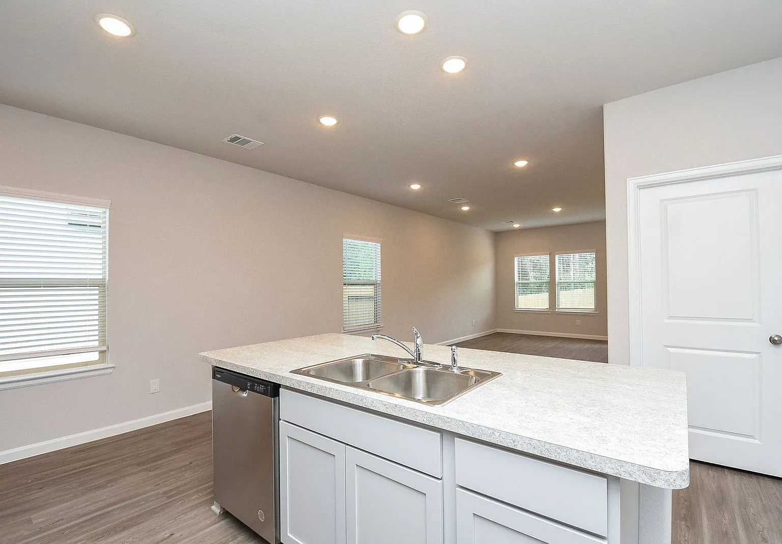 4 bed, 2.5 bath, 1583 sqft, $2,050 — Photo 4