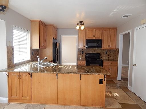 5th image of 379 Clydesdale Dr