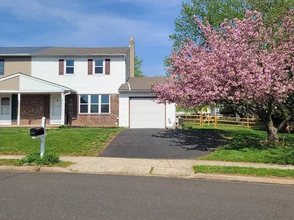 2821 N Ford Dr, Hatfield, PA 19440