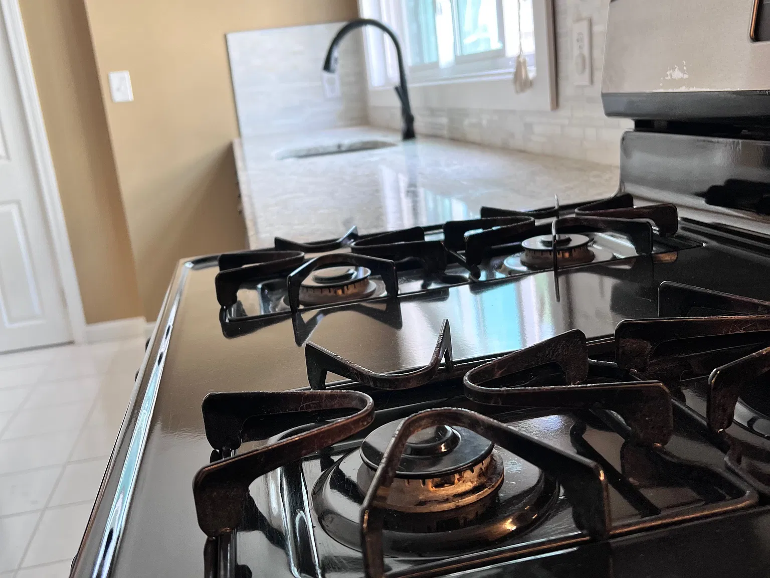 5 bed, 2.5 bath, 2200 sqft, $5,200 — Photo 4