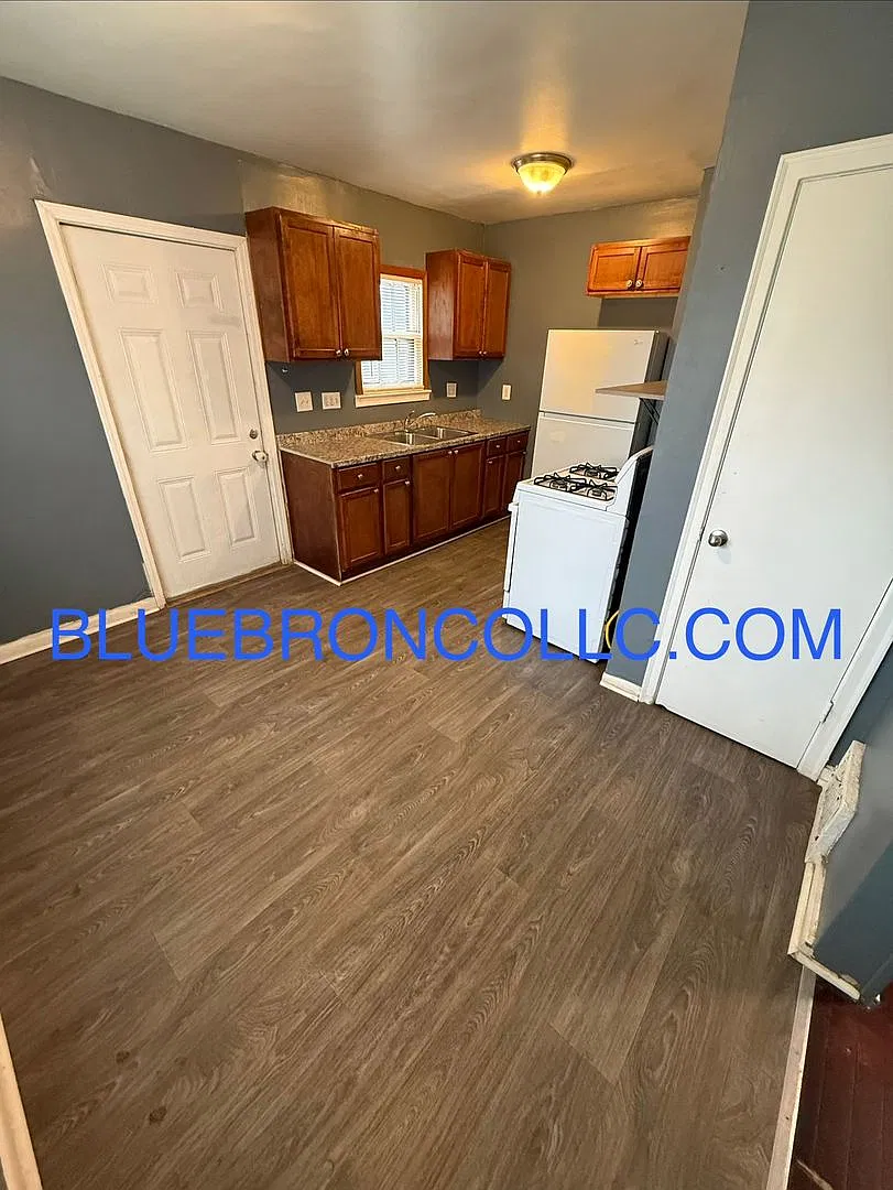 Charming 2 bedroom house with new flooring and hardwood floors — Photo 3