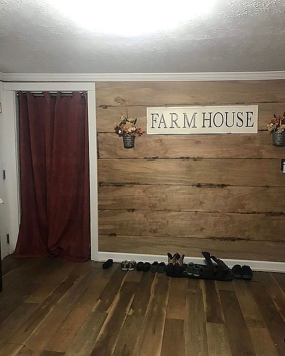 Kitchen/ entry - pantry