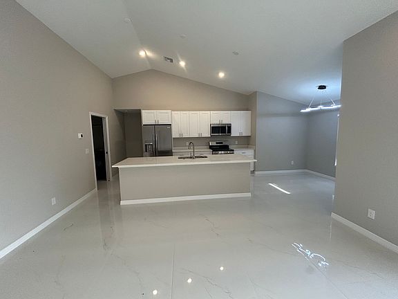 4th image of 2601 NE Juanita Pl