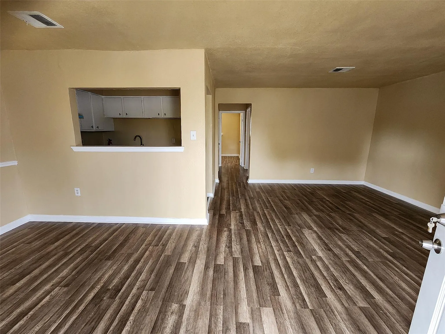 2 bed, 1.0 bath, 6188 sqft, $900 — Photo 3