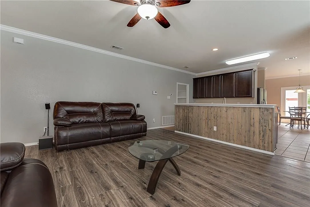 3 bed, 2.0 bath, 1646 sqft, $2,200 — Photo 4