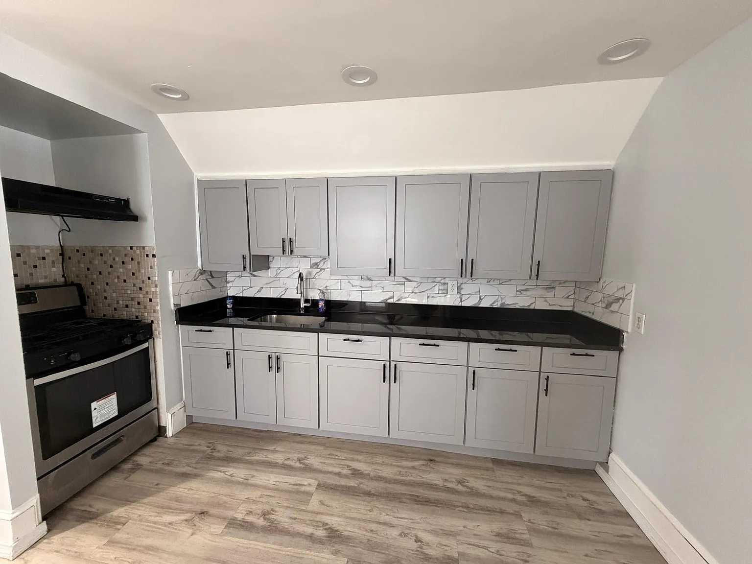 3 bed, 900 sqft, $2,800 — Photo 2