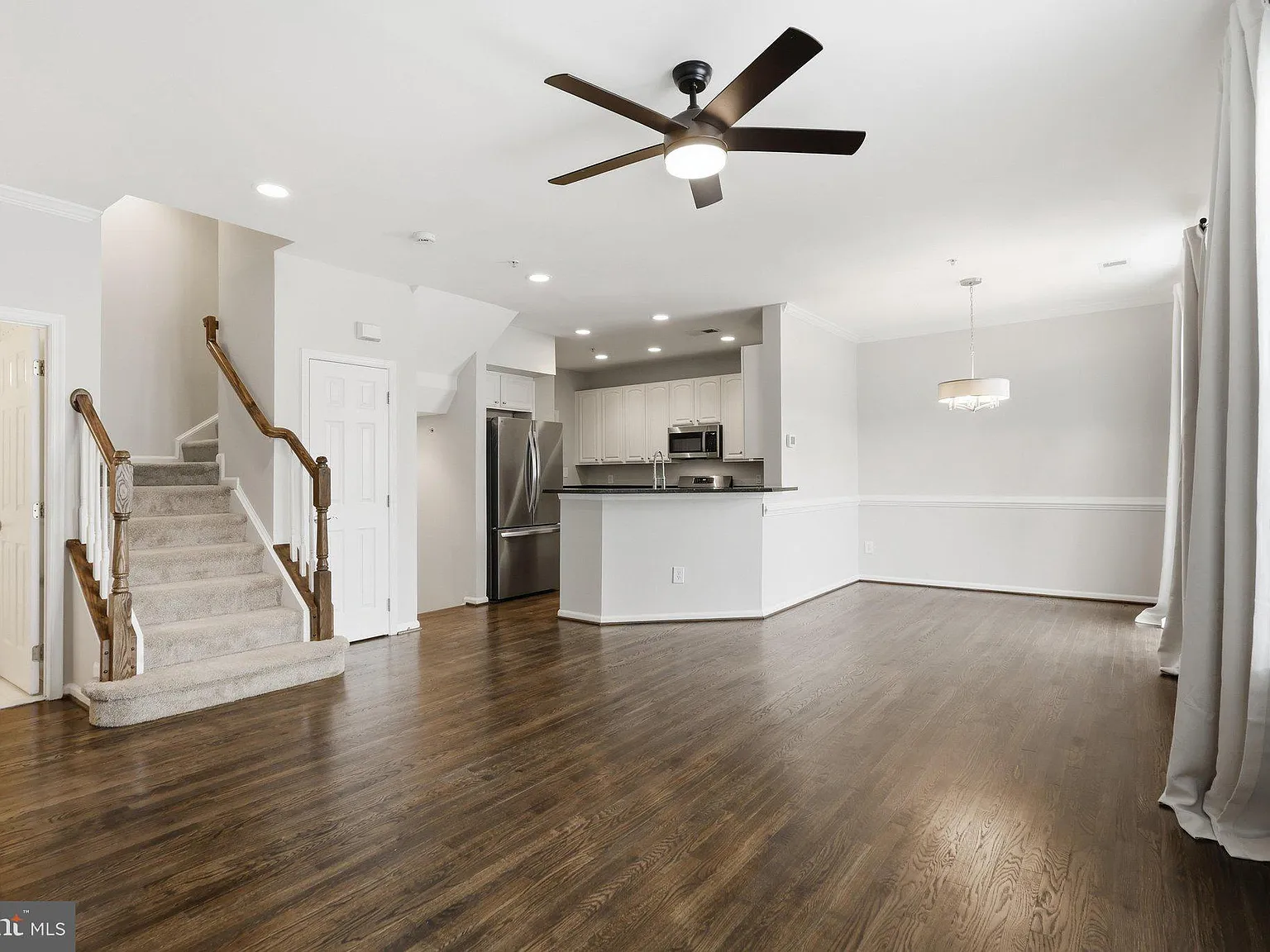 3 bed, 3.5 bath, 1755 sqft, $3,300 — Photo 3