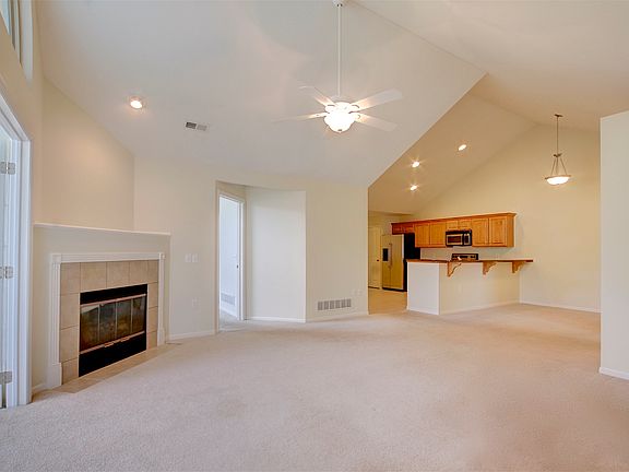 3rd image of 2880C Canterbury Cir
