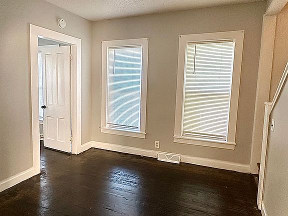 Sitting area/dining room.