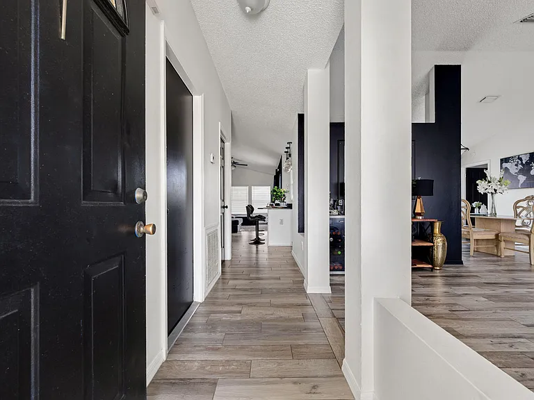 601 SW Icon Ave — Photo 4