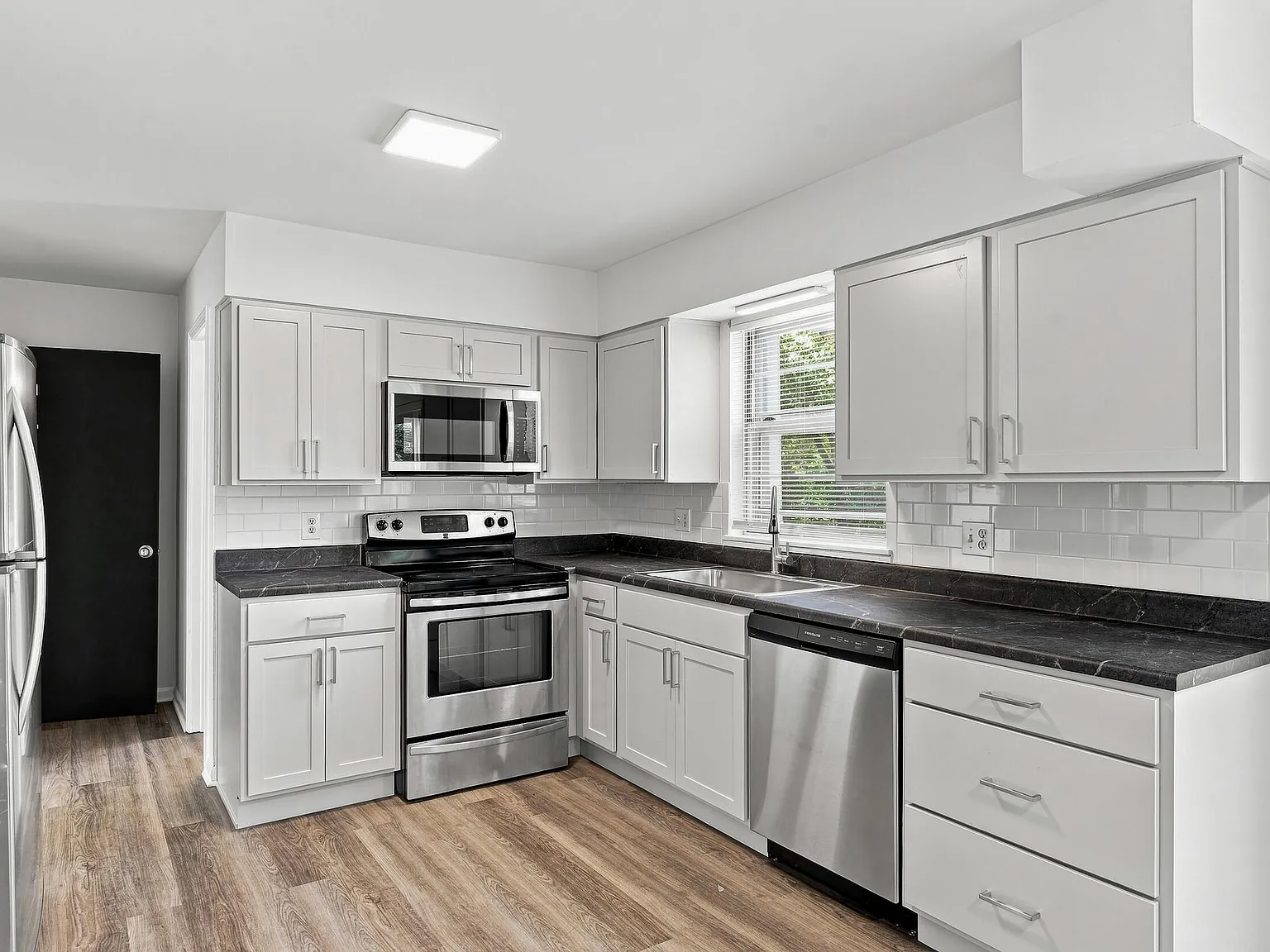 3 bed, 1.5 bath, 1200 sqft, $1,400 — Photo 2