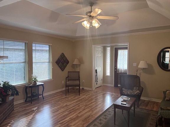 3rd image of 734 Woodrow Cir