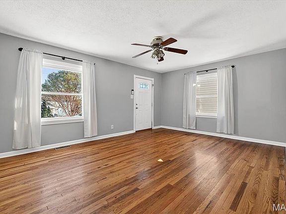 4th image of 1519 Sanford Ave