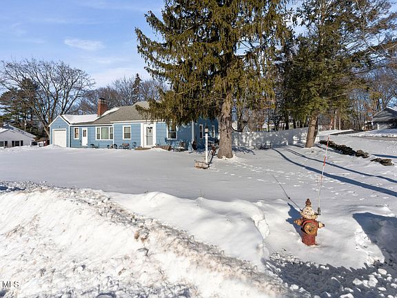 3rd image of 10 Skyview Drive
