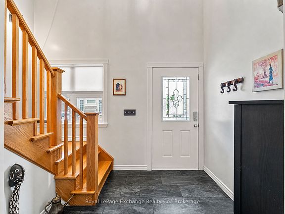 3rd image of 433 Queen St #8