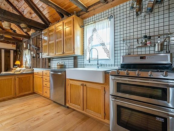 4th image of 367 Blackstone St