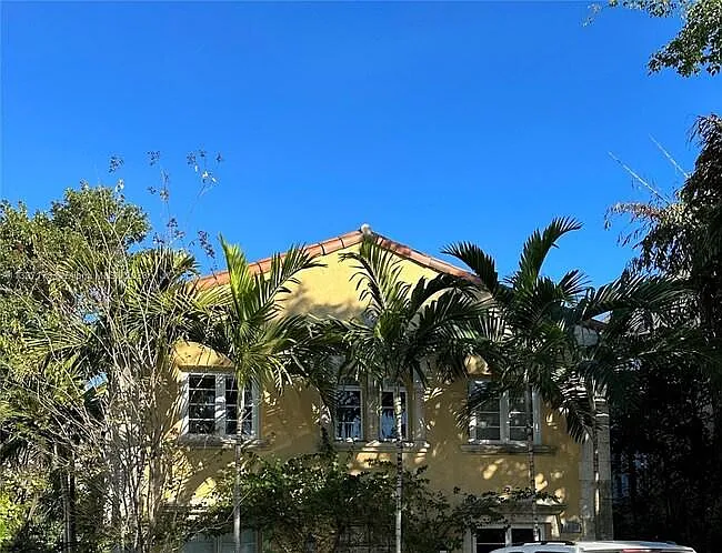 1-block from Lincoln Rd