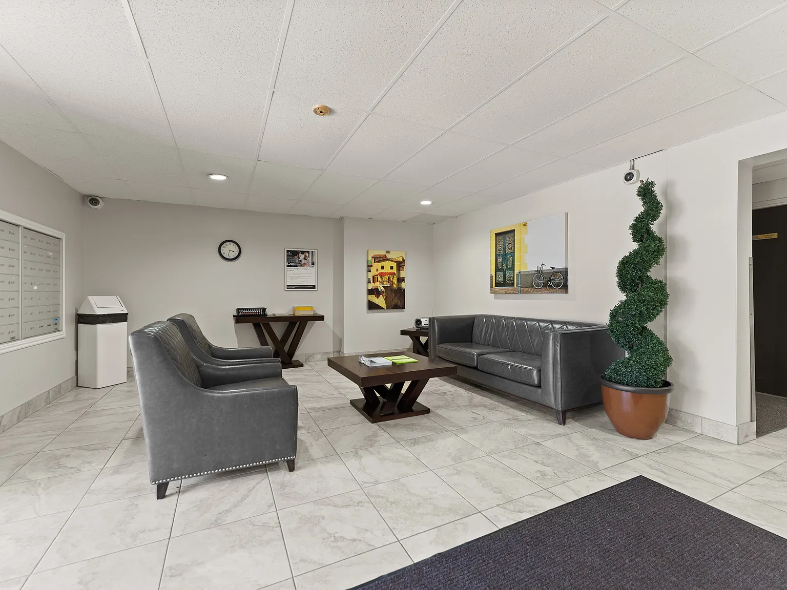 Marine Court Apartments — Photo 4