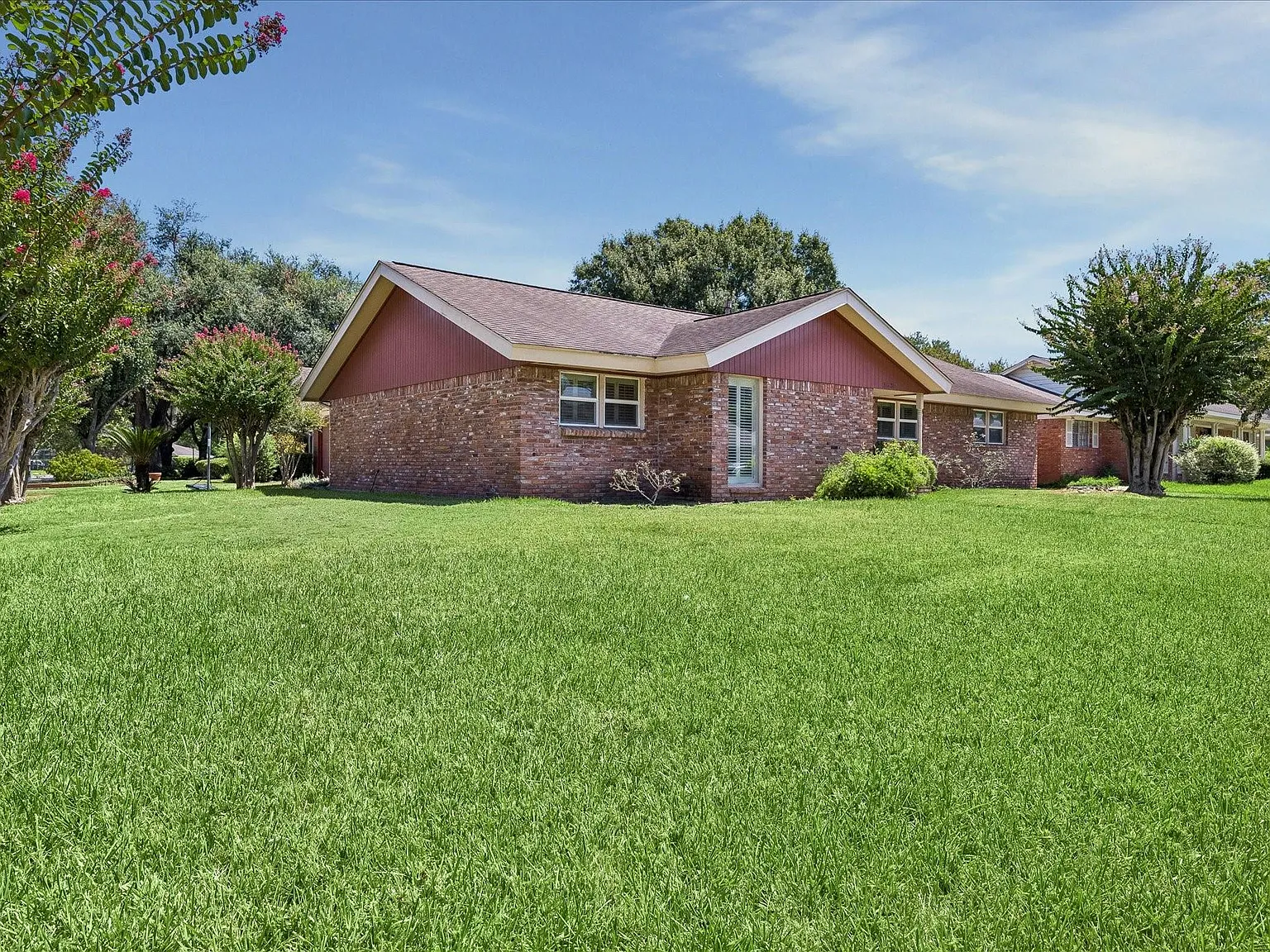 3 bed, 2.0 bath, 1947 sqft, $3,200 — Photo 2