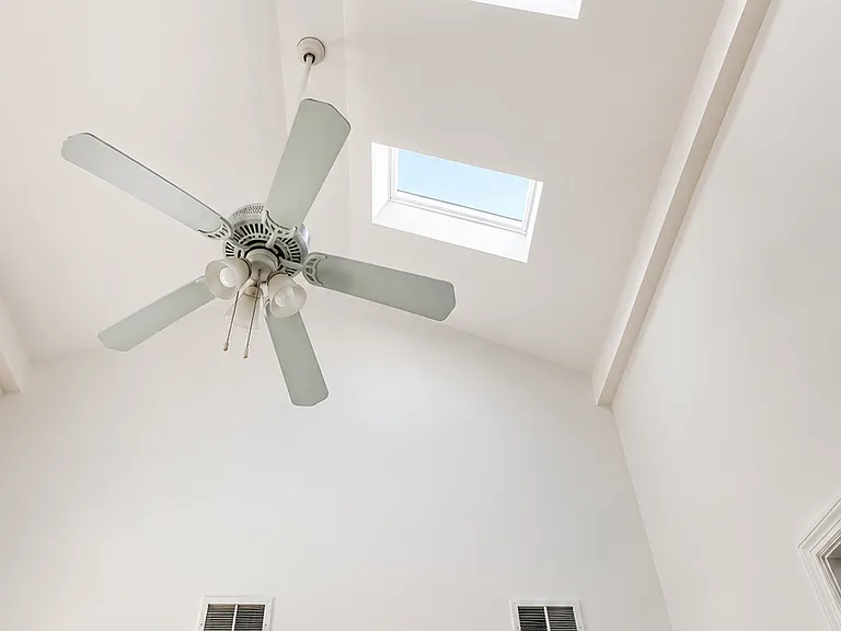 300 E Elm St #1 — Photo 12