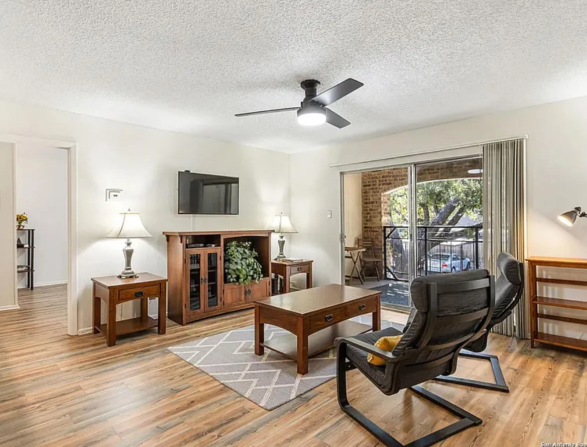 1 bed, 960 sqft, $1,250 — Photo 2