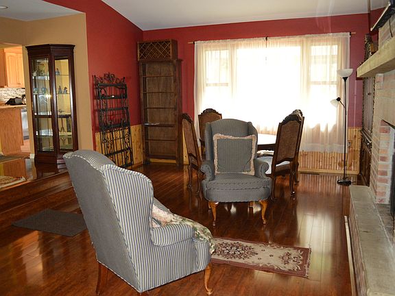 3rd image of 910 Rosewood Ct