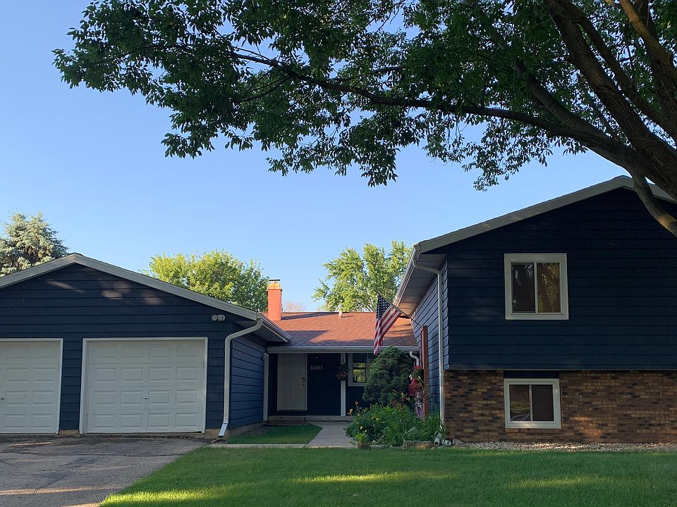 Side-by-side duplex. 1 car garage per side. 6507 is the 2-story side shown on the right