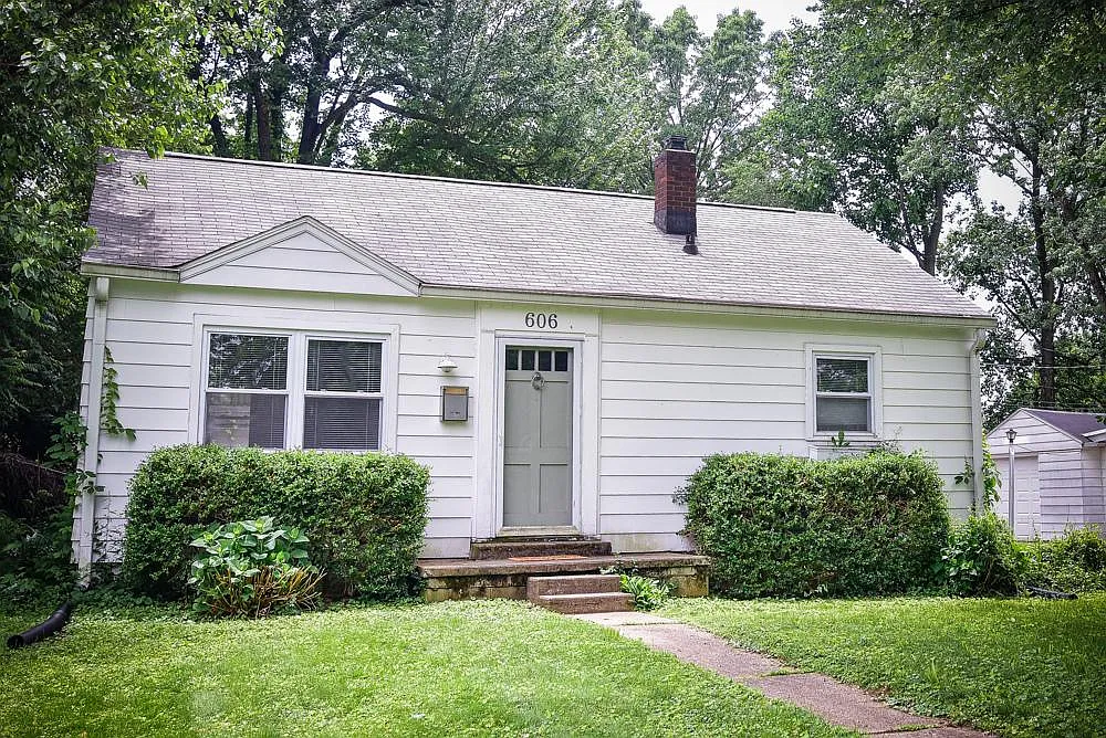 606 E Maxwell Ln photo 1