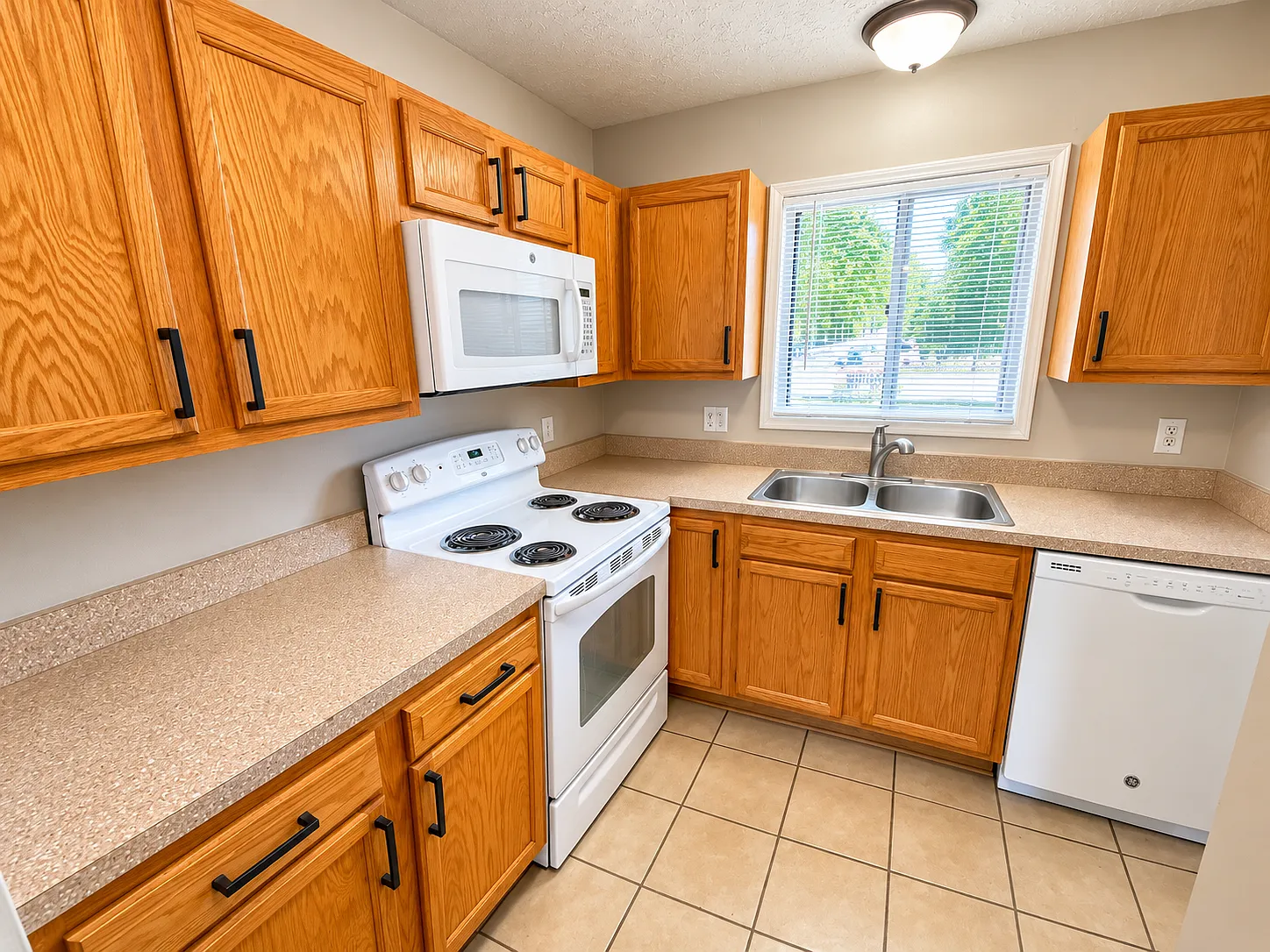 2 bed, 1.5 bath, 1455 sqft, $1,499 — Photo 2