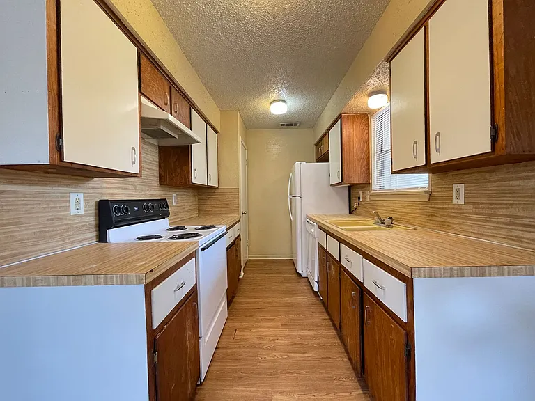 2208 Hunt Dr — Photo 6