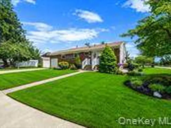 33 Wilshire Dr, North Babylon, NY 11703