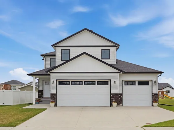 504 6th St E, Horace, ND 58047